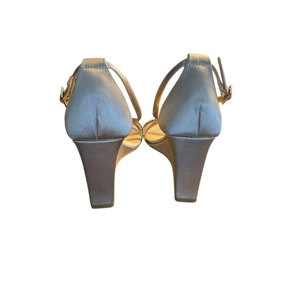 Jewel Badgley Mischka NEW Adelynn Perfect Simplicity Wedge Heel Champagne 9 Hoco - Picture 6 of 10